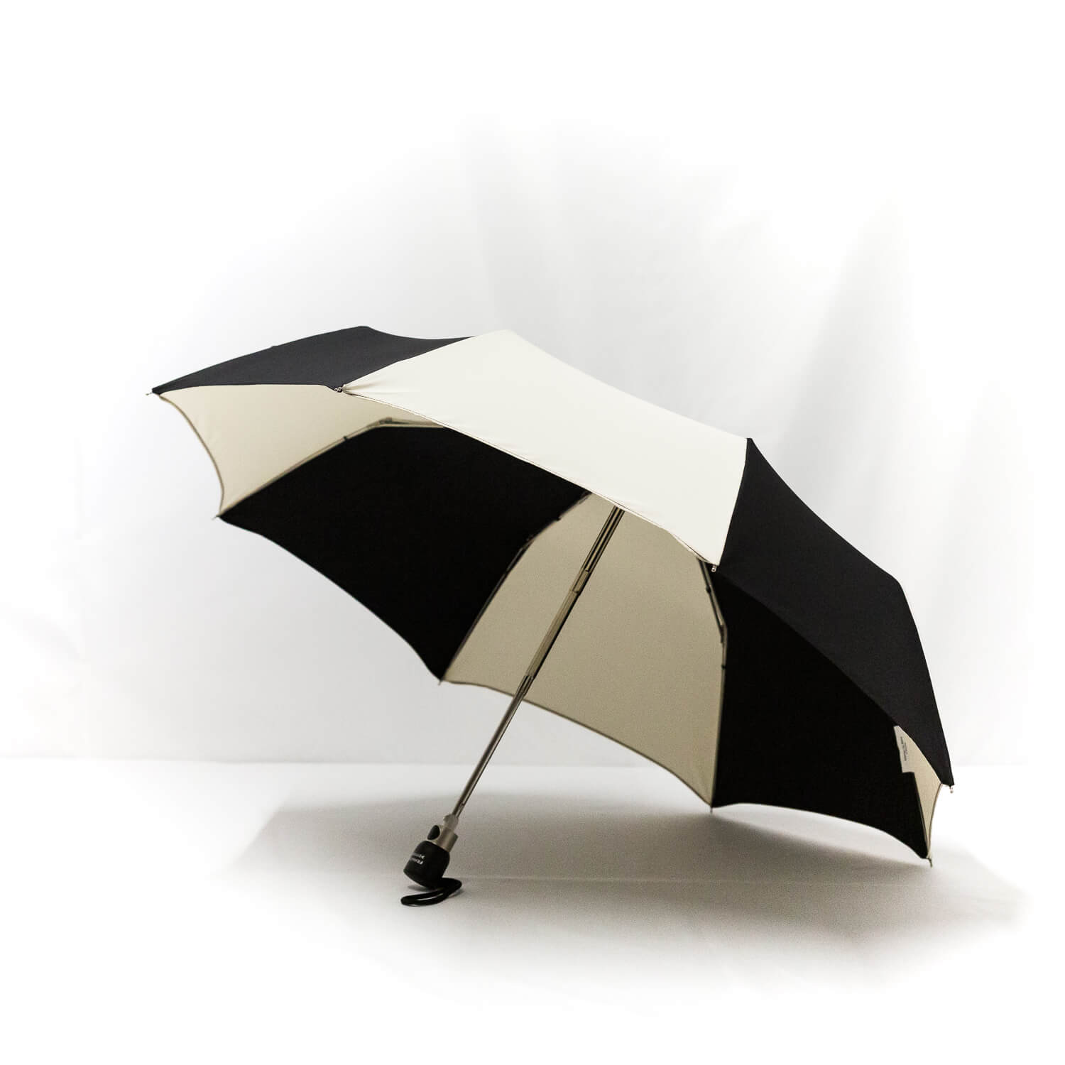 Parapluie pliant classique noir et écru