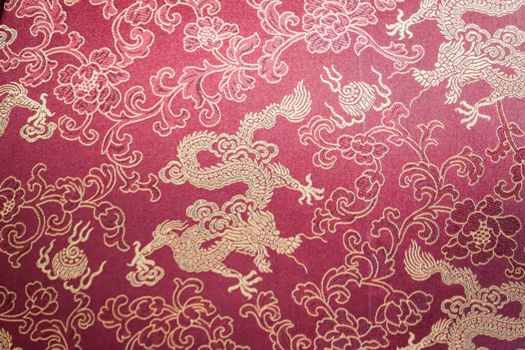 Tissu jacquard dragon bordeaux